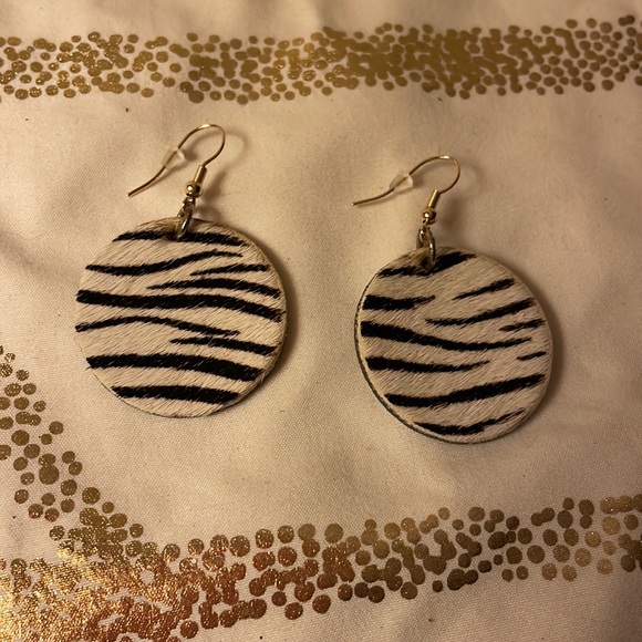 Earrings circle dangling zebra prints mounted on rubber with fish hooks - Picture 4 of 5